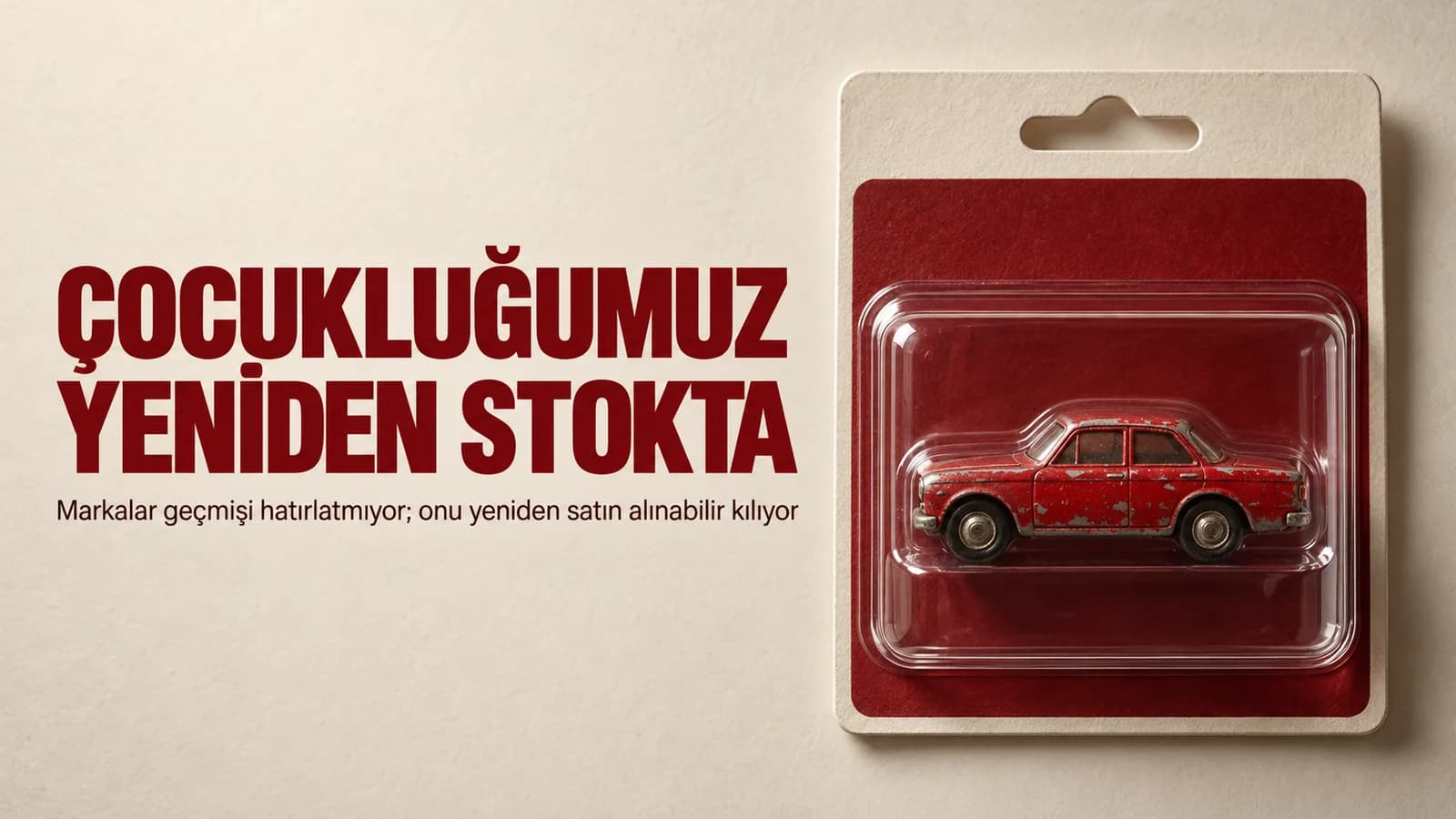 Eski kırmızı oyuncak otomobilin yeni ve şeffaf mağaza ambalajı içinde sergilendiği editöryal kapak
