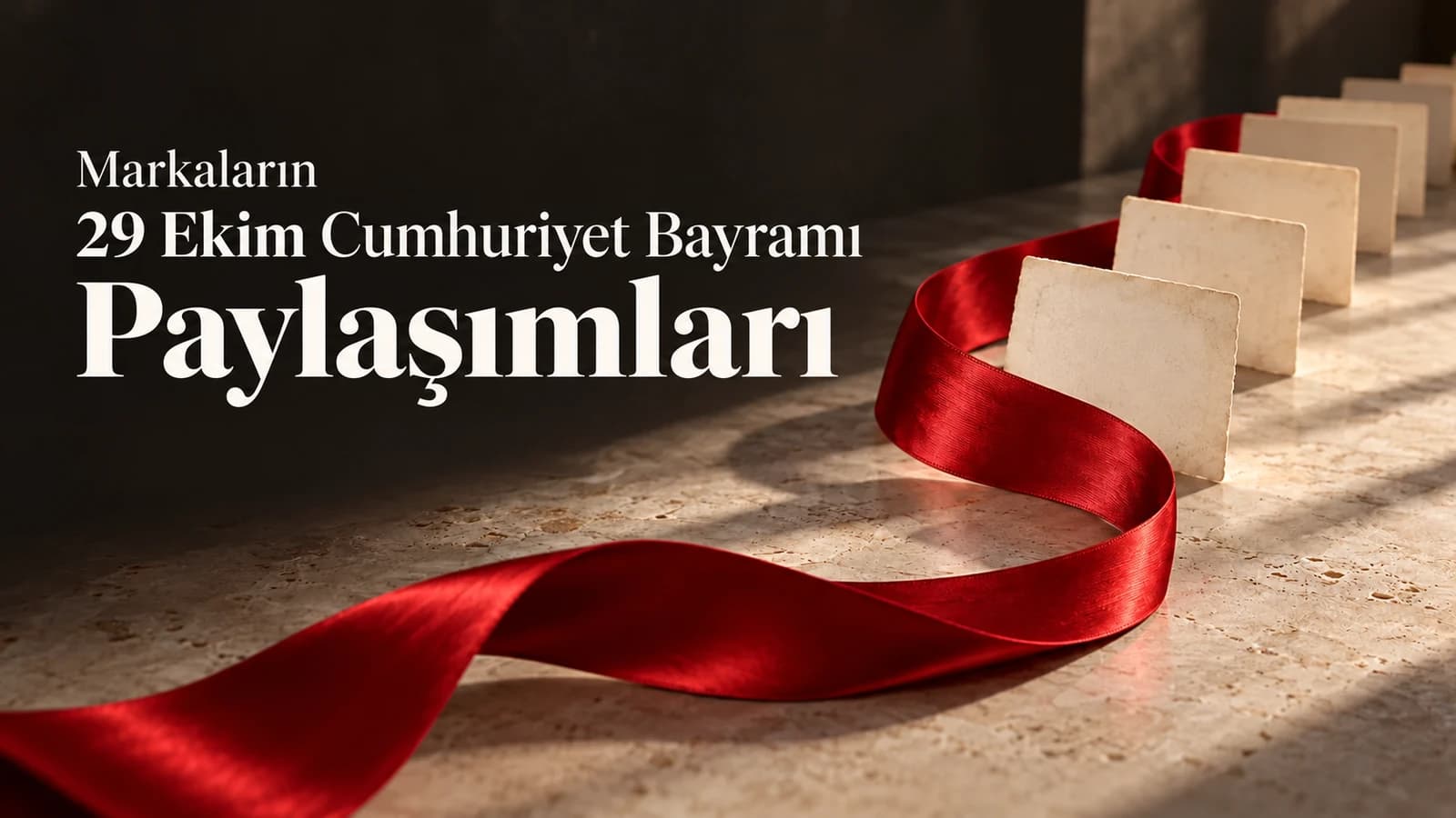 Koyu zeminde kırmızı kurdele ve arşiv kartları; üzerinde Markaların 29 Ekim Cumhuriyet Bayramı Paylaşımları yazılı editöryel kapak