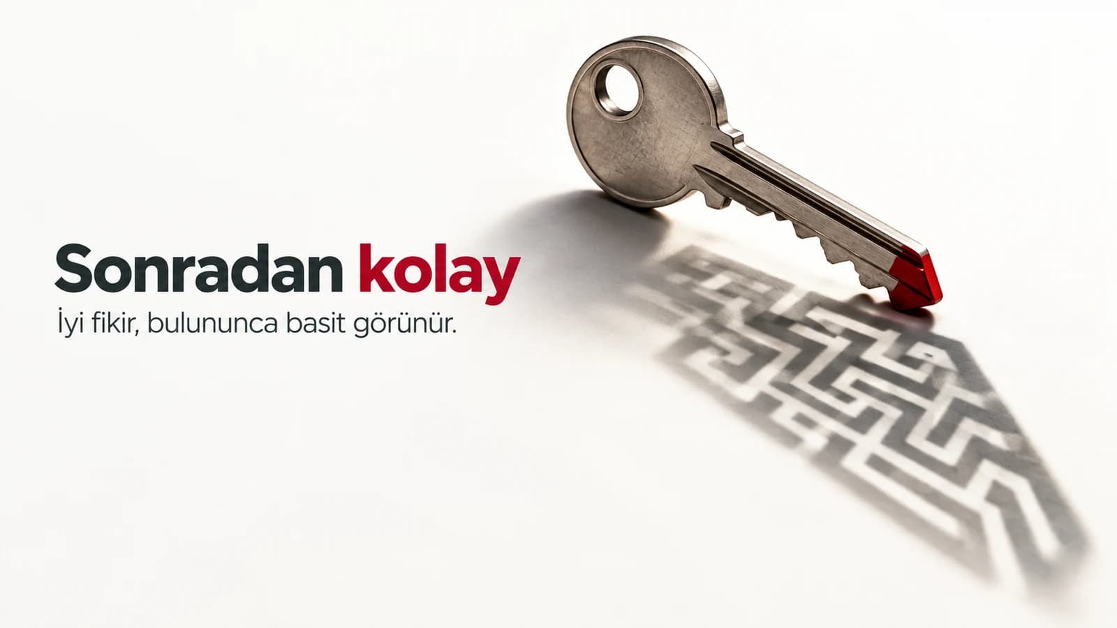 Sonradan kolay başlıklı kapakta, sade metal anahtarın gölgesi karmaşık bir labirent oluşturuyor.