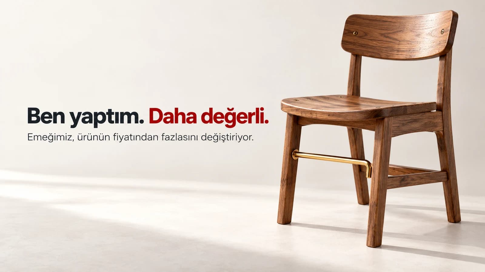 Ben yaptım. Daha değerli. başlıklı kapakta, ahşap sandalyenin bağlantı parçası altın renkli alyan anahtarına dönüşüyor.