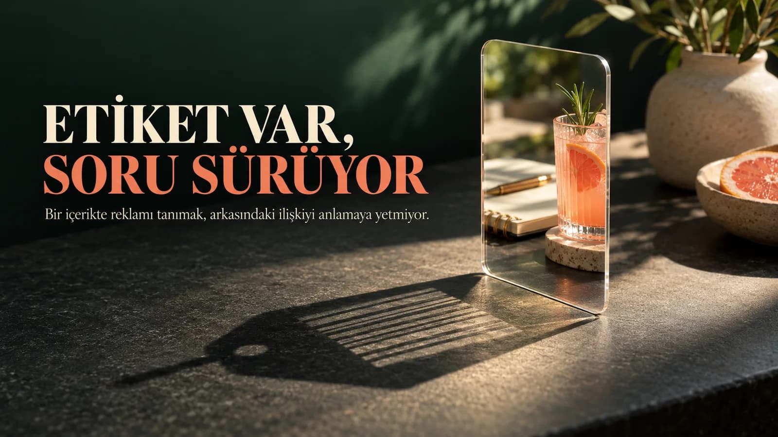 Koyu zeminde içecek sahnesini gösteren saydam kartın geriye barkod biçimli gölge düşürdüğü editöryel kapak