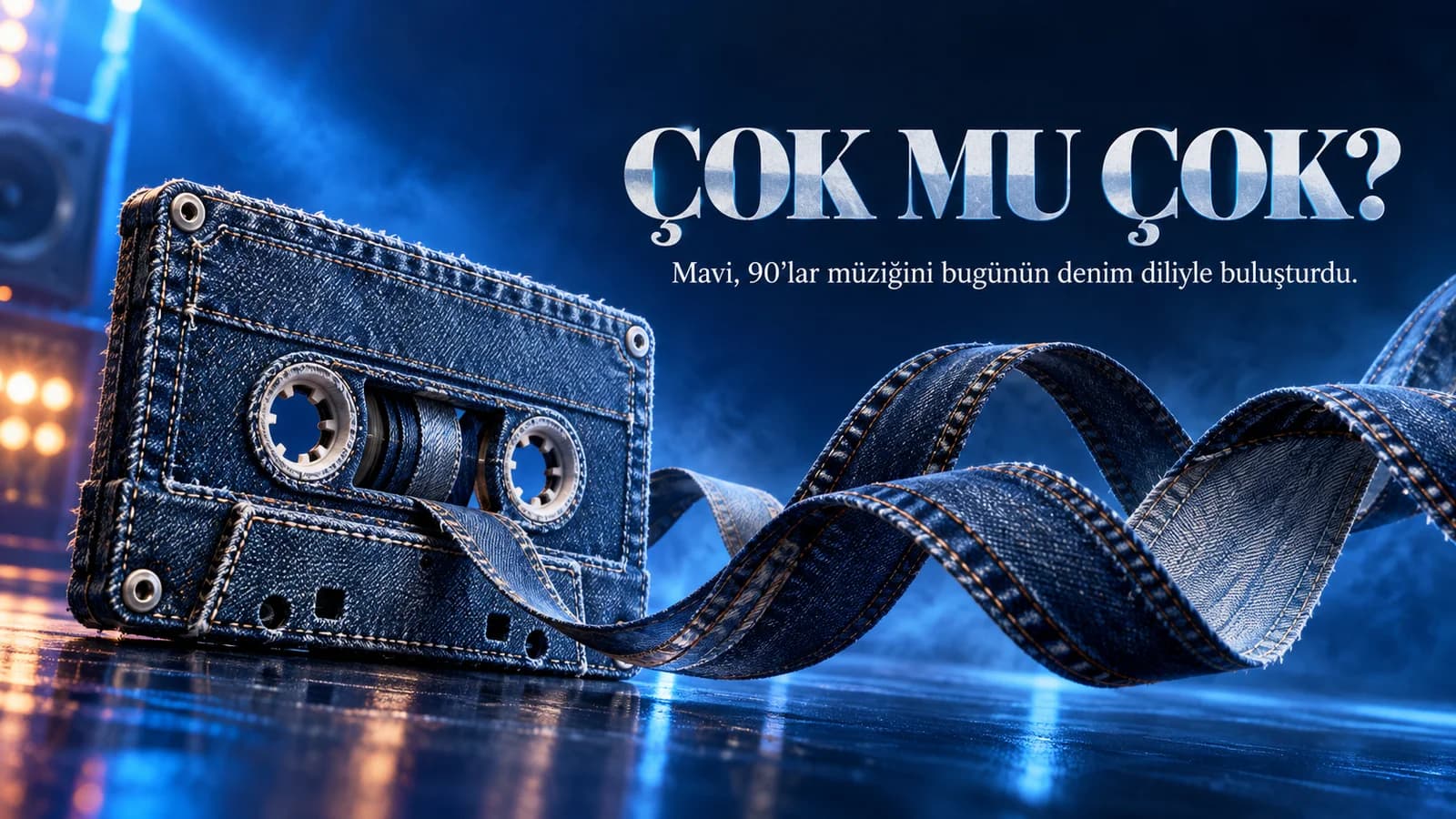 Denimden yapılmış kaset ve kumaş şeritleriyle Çok mu Çok başlığını taşıyan mavi kapak