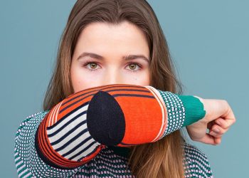 Virüslerin Yayılmasını Önlemeye Yardımcı Olmak için Tasarlanmış Dirsek Çorapları