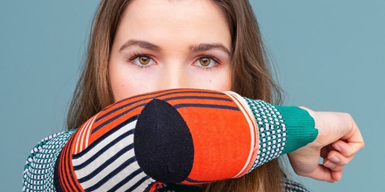 Virüslerin Yayılmasını Önlemeye Yardımcı Olmak için Tasarlanmış Dirsek Çorapları