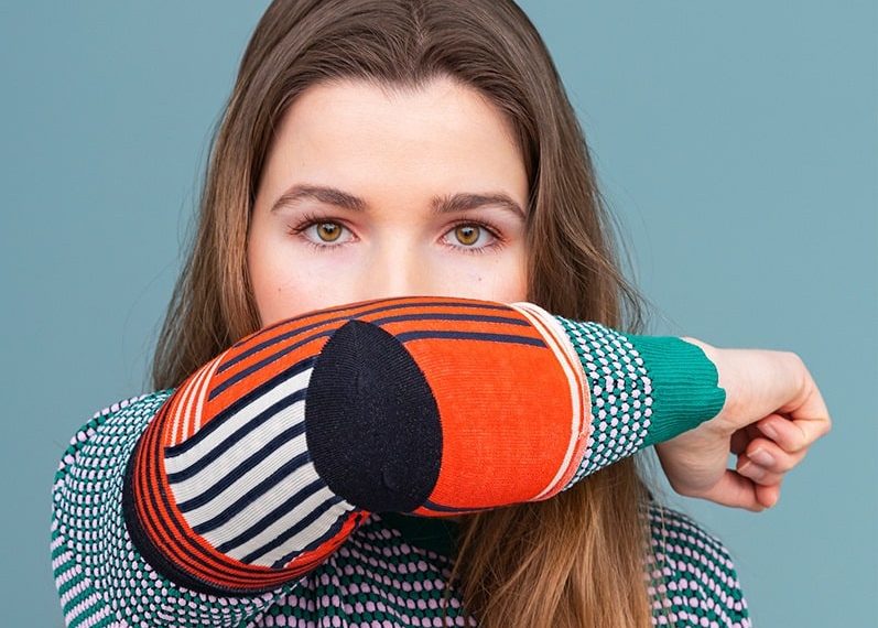 Virüslerin Yayılmasını Önlemeye Yardımcı Olmak için Tasarlanmış Dirsek Çorapları