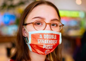 Burger King Restoranlarında Siparişlerinizi Maskenin Üzerine Yazarak Verebilirsiniz