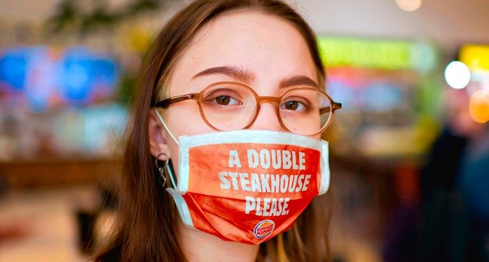 Burger King Restoranlarında Siparişlerinizi Maskenin Üzerine Yazarak Verebilirsiniz