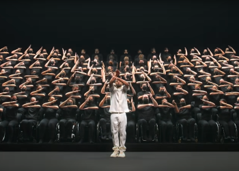 Paris 2024: 128 Dansçı, Kollarıyla Güçlü ve Görkemli Bir Performans Sergiliyor