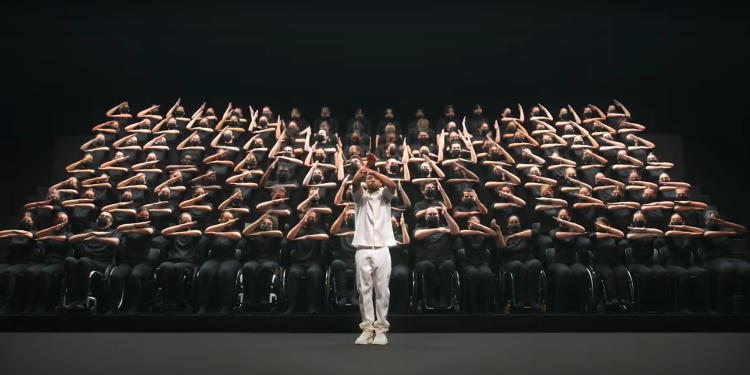 Paris 2024: 128 Dansçı, Kollarıyla Güçlü ve Görkemli Bir Performans Sergiliyor