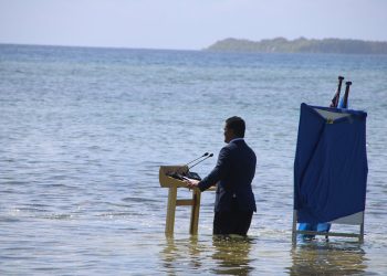 COP 26: Ülkesinin Sorununa Dikkat Çekmek İçin Konuşmasını Denizde Yapan Bakan