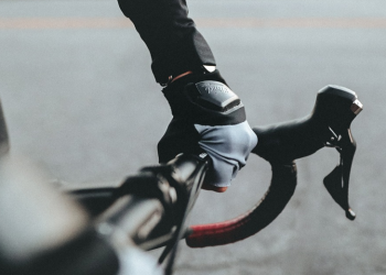 Ford’un Yön Bildiren Eldiven Prototipi Bisikletçilere Daha Güvenli Sürüş Deneyimi Sunuyor