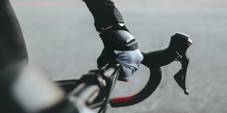 Ford’un Yön Bildiren Eldiven Prototipi Bisikletçilere Daha Güvenli Sürüş Deneyimi Sunuyor