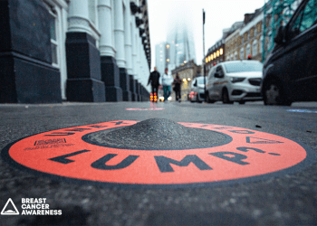 Londra Sokaklarında Meme Kanseri Farkındalığı