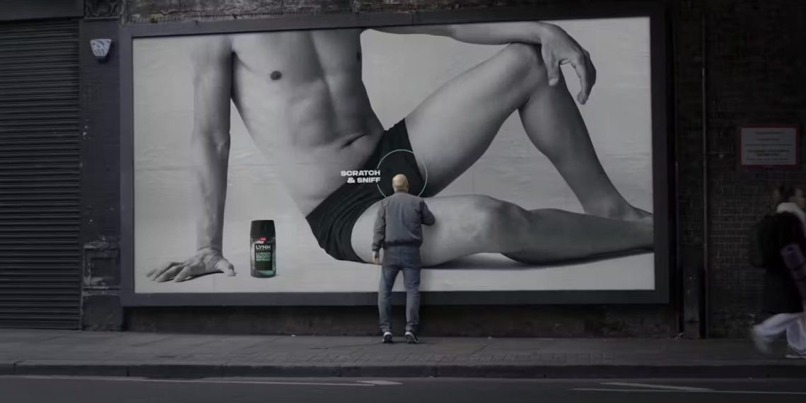 Axe’den Cesur Bir Hamle: Kokulu Afişle Yeni Deodorantını Tanıttı