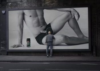 Axe’den Cesur Bir Hamle: Kokulu Afişle Yeni Deodorantını Tanıttı