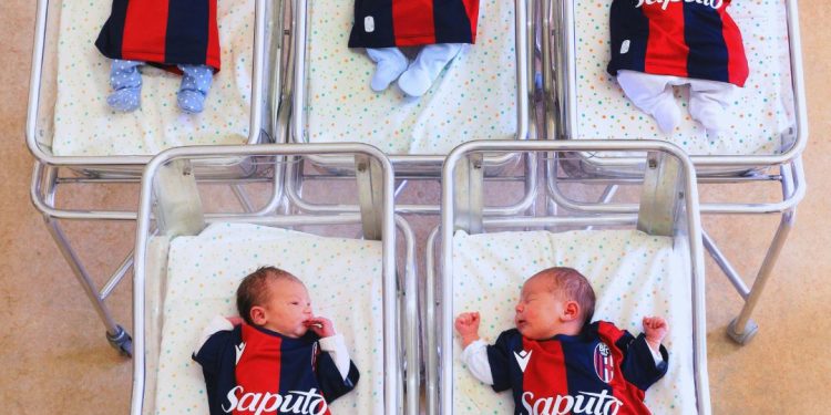 Bologna FC’den Yenidoğanlara Forma Hediyesi: Sadakatin Doğumla Başladığı Şehir